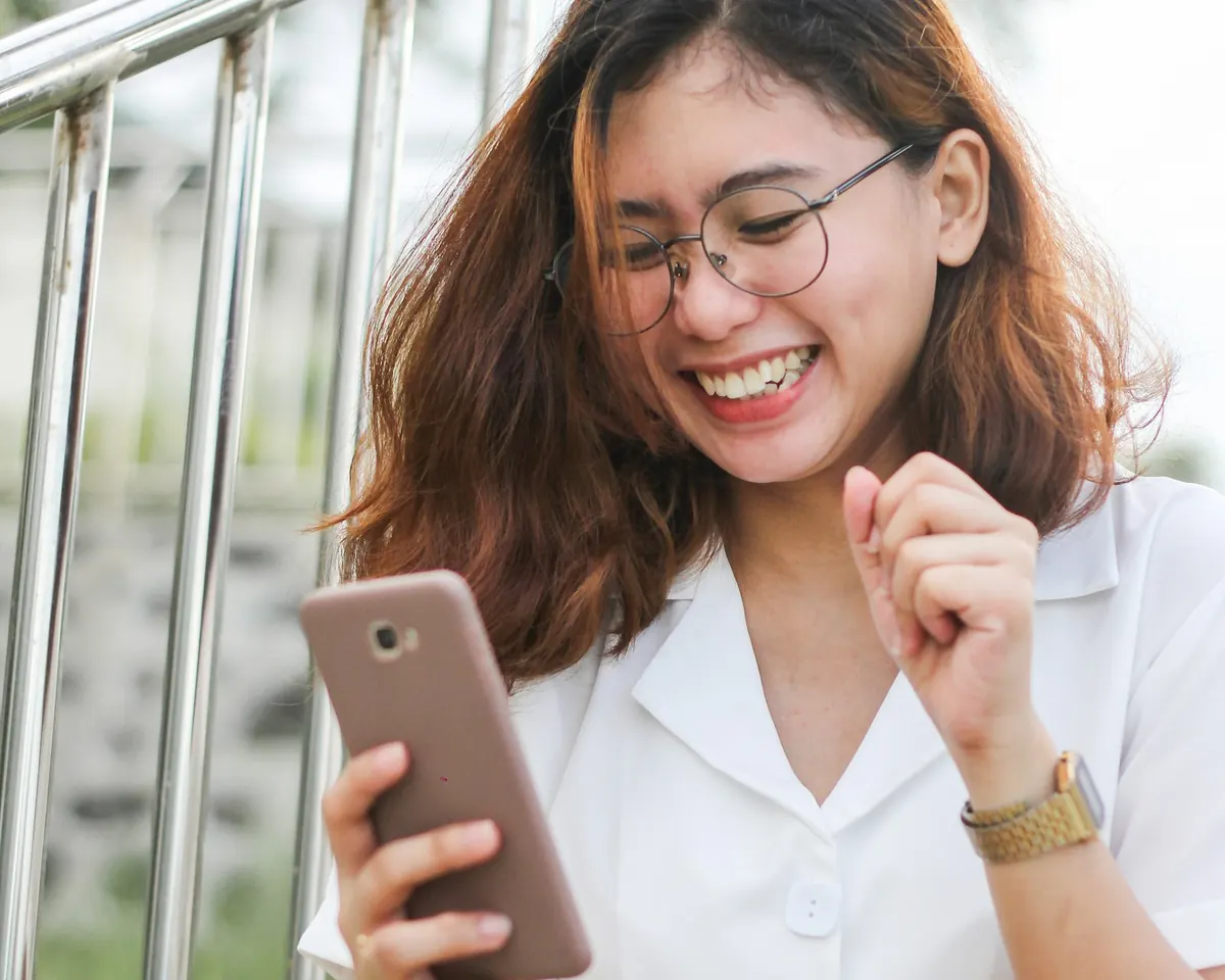 A client booking an appointment from her phone